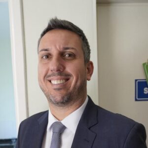 Leonardo caressato Capiteli