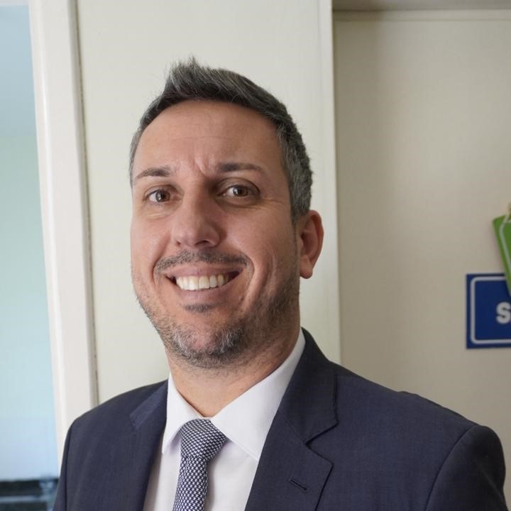 Leonardo caressato Capiteli